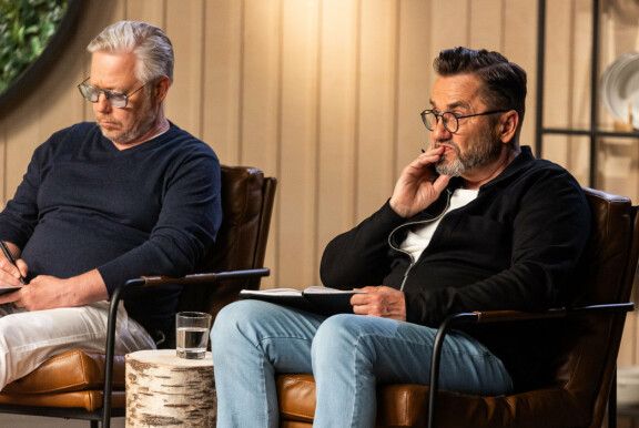 Jukka Kurttila (oik.) on se tosi-tv-ohjelman vittumainen tuomari, jonka kommentteja kilpailijat pelkäävät. Vierellä ohjelman päätuomari ja juontaja Jyrki Sukula.