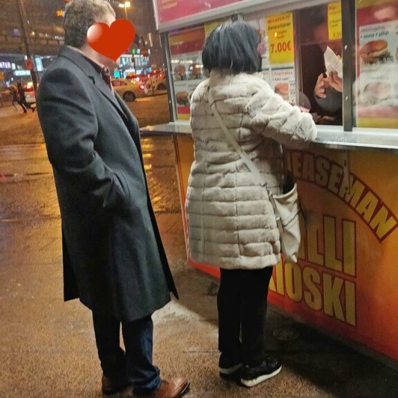 Nakkikioskin asiakkaat yllättyivät, kun suosikkiartisti ja hänen tuolloinen miesystävänsä jonottivat nakkikioskilla tavallisten tallaajien tapaan. Kuva vuodelta 2019. Nakkikioskin asiakkaat yllättyivät, kun suosikkiartisti ja hänen tuolloinen miesystävänsä jonottivat nakkikioskilla tavallisten tallaajien tapaan. Kuva vuodelta 2019.