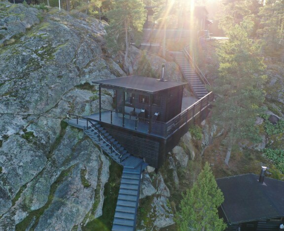 Rantaan vievästä portaikosta löytyy myös sauna.