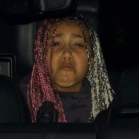 North ilmeili paparazzeille eikä näyttänyt kovin tyytyväiseltä. North