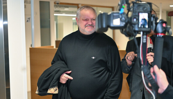 Esa Tikkanen hämmästeli mediashowta, mutta vastaili kaikille ystävällisesti.