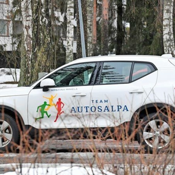 Myös sponsori-Volvo on tehnyt Kristiinan tutuksi uusille naapureille. Auton ovessa kun komeilee kolmiloikkaajan nimi. Myös sponsori-Volvo on tehnyt Kristiinan tutuksi uusille naapureille. Auton ovessa kun komeilee kolmiloikkaajan nimi.