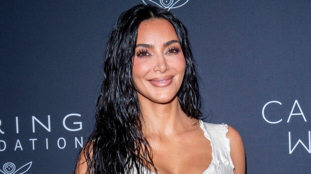 Huoli heräsi! Kim Kardashian kyykkii ilman housuja hämmentävässä somepäivityksessään