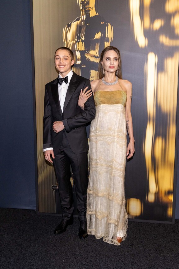 Angelina edusti viime viikonloppuna poikansa Knoxin, 16, kanssa Governors Awards -gaalassa.