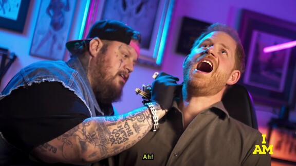 Tatuoinnin ottaminen näytti Harrylle vaikealta.