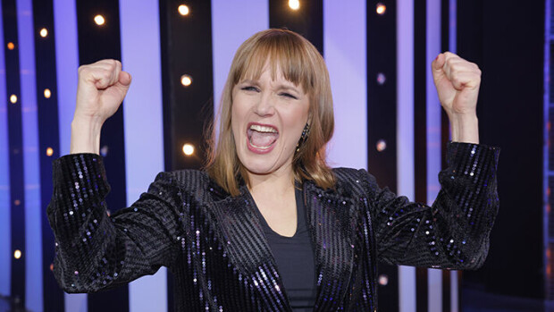 Tätä et nähnyt tv:ssä! Niina Lahtinen riehaantui Putouksen mainoskatkolla – konttasi ja möyri pitkin lattiaa Niina Lahtinen
