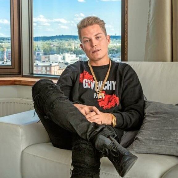 Jare ei itse ollut läsnä käräjäoikeuden valmisteluistunnossa, vaan häntä edusti juristi. Jare ei itse ollut läsnä käräjäoikeudessa, vaan häntä edusti juristi.