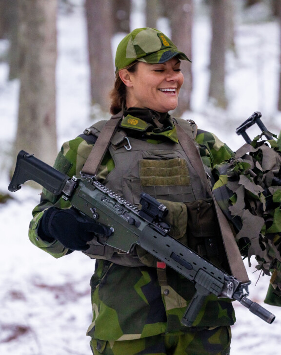 Ruotsalaisten rynnäkkökivääri Ak 5 käyttää suomalaisesta Kalashnikov-pohjaisesta poiketen jo valmiiksi Nato-kaliiberisia ammuksia. Maastopuku on naapurilla vähän vanhempaa kuosia kuin täällä, mutta sopii mainiosti tulevalle hallitsijallekin. Hakkaa päälle!