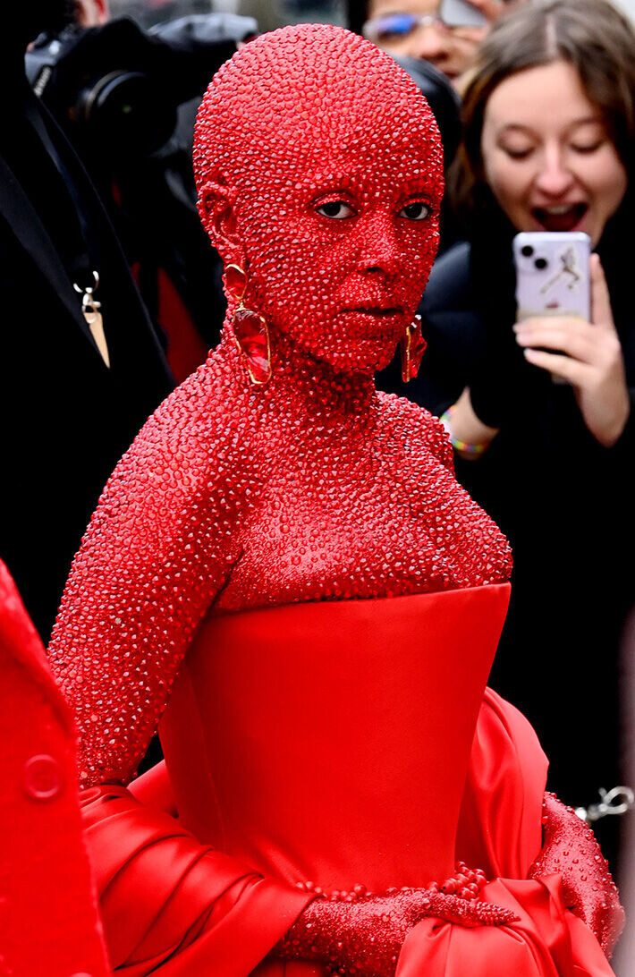On melkoinen työmaa pestä tämä meikki illalla pois. Doja Cat