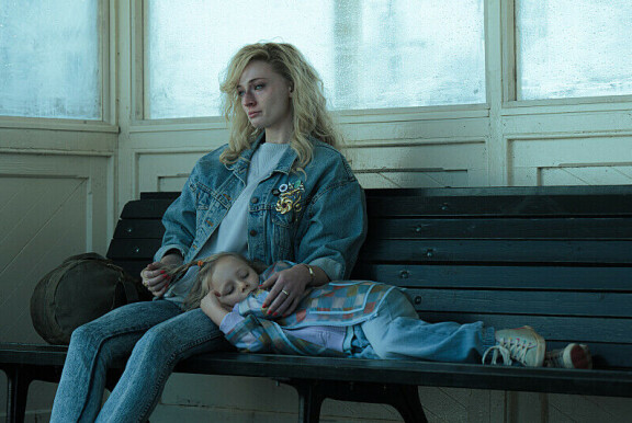 Tosielämässä Joan ei koskaan saanut tyttärensä huoltajuutta takaisin. Kuvassa rooleissa nähnyt Sophie Turner ja Mia Millichamp-Long.