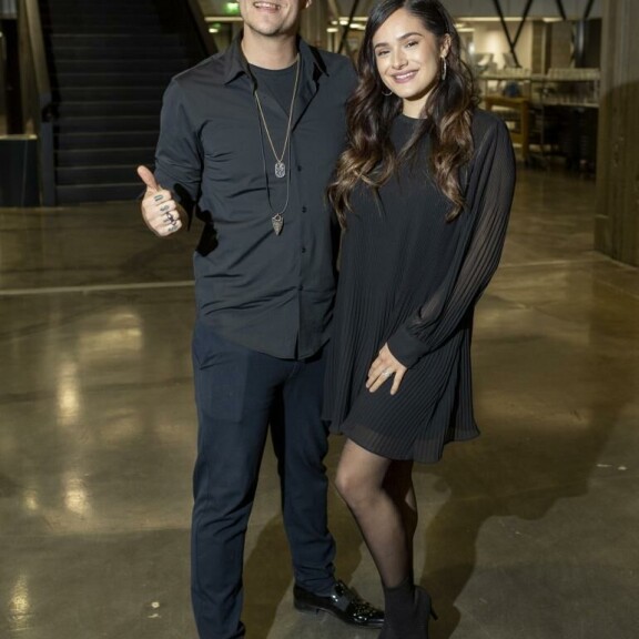 Näin tummakutrisena Chachi on totuttu näkemään. Vierellä Jukka-puoliso. Chachi Hilden, Jukka Hilden