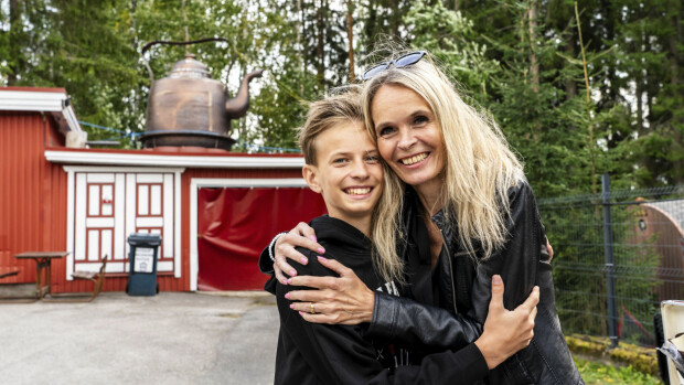 Muistatko Super-Marjon? Kaupustelee tavaroitaan tv:ssä Suomen huutokauppakeisari