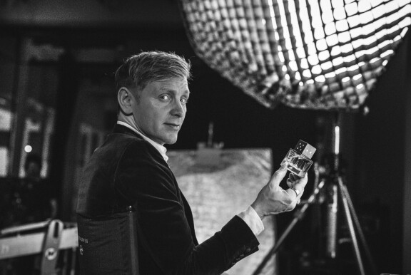Hajuveden promokuvissa on James Bond -tunnelmaa.