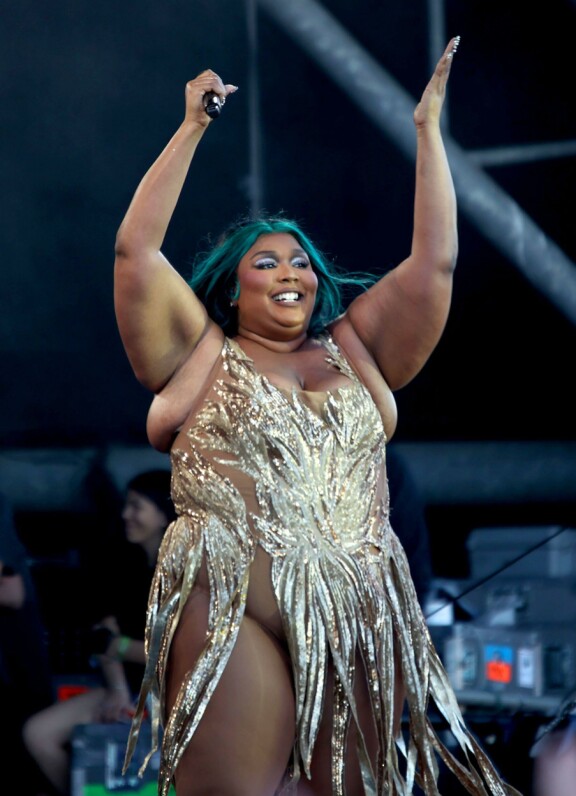 Lizzo esiintymässä vuonna 2023.