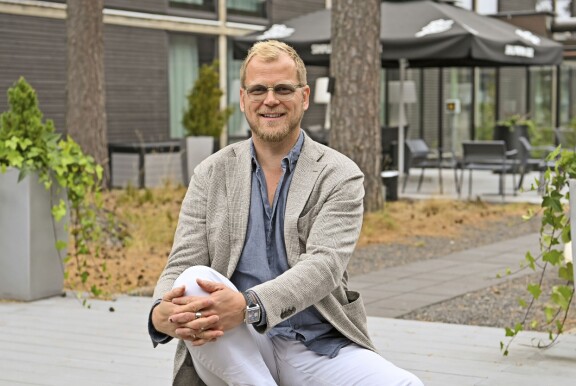 Antti viihtyy Espanjassa, mutta hänellä on töitä Suomessa.