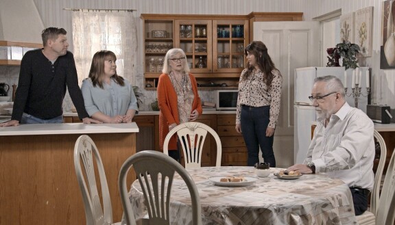 Hanna Kinnunen ja Maarit Poussa ovat pukuhuonekavereita. Kuvassa Tommi Taurula, Maija-Liisa Peuhu, sekä Raimo Rönberg.