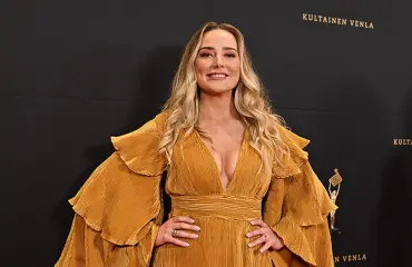 Pilvi Hämäläinen vaikeuksissa gaala-asunsa kaula-aukon kanssa!