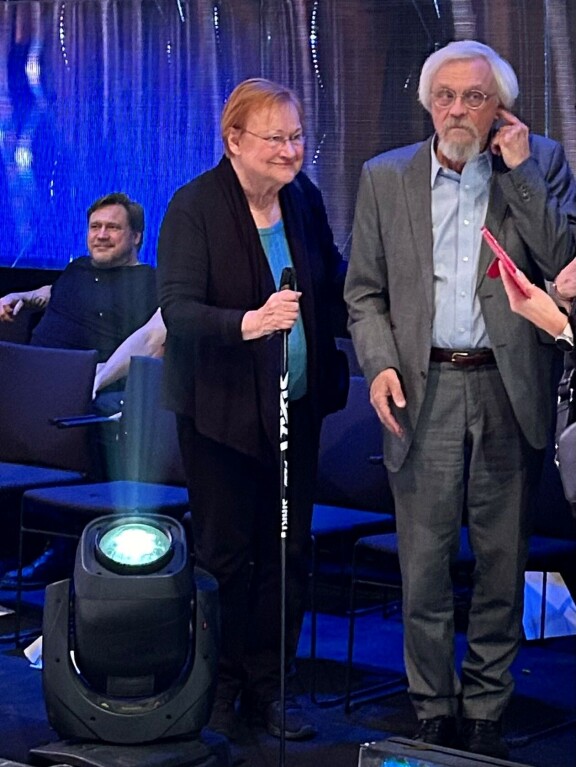 Tarja Halonen ja Pentti Arajärvi ihastuttivat TTK-katsomossa. Taustalla Samuli Edelmann.