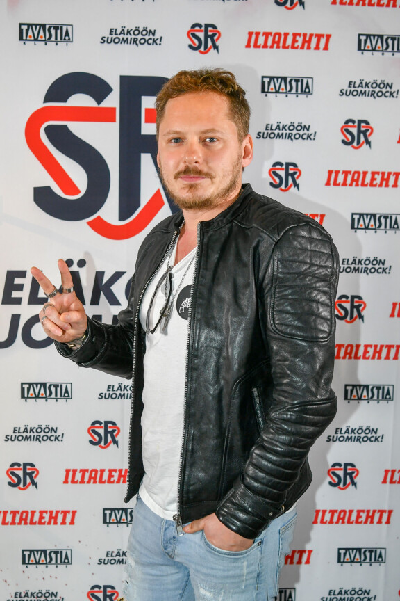Jonnella on nähty vuosien varrella myös lyhyempiä hiustyylejä.