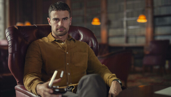 Kolmanneksi suosituin Bond-ehdokas on Theo James, jonka viimeisimpiä sarjoja on Netflixin gangsteridraama The Gentlemen.