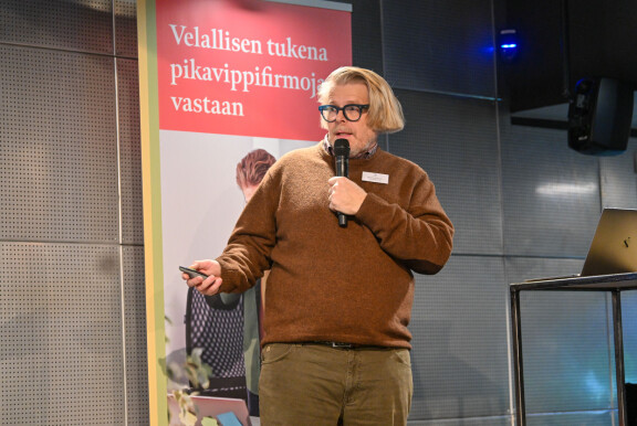 Varatuomari Olli-Matti Korhonen kertoi Pikavippivelkaantunut Suomi -kyselytutkimuksen tuloksista.