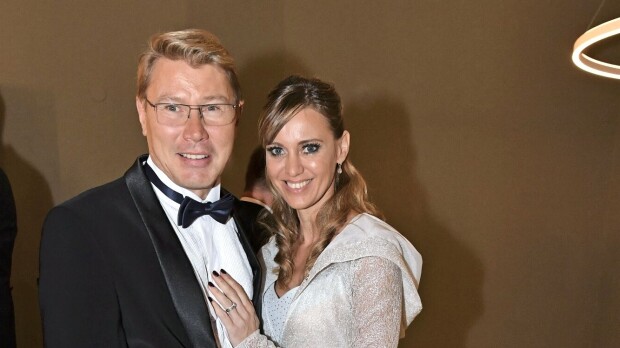 Mika Häkkisen vaimo toisen miehen kainalossa!