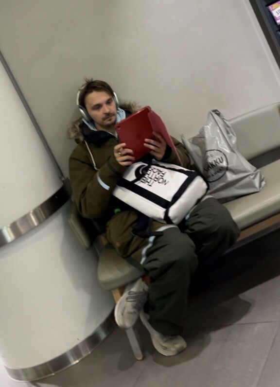 Penkille lysähtänyt tv-tähti oli lumoutuneena iPadinsa kanssa.