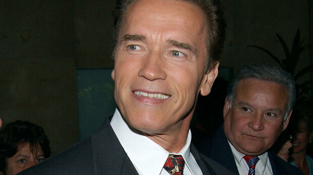 Mitä ihmettä? Arnold Schwarzenegger jakeli kalkkunoita