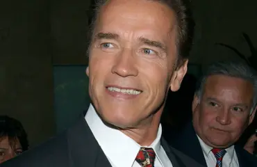 Mitä ihmettä? Arnold Schwarzenegger jakeli kalkkunoita