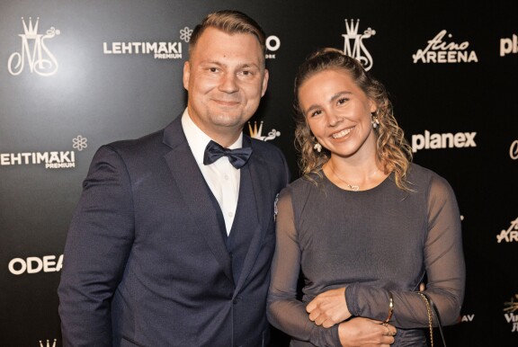 Daniel ja Eveliina jatkavat yhteisessä työarjessa.