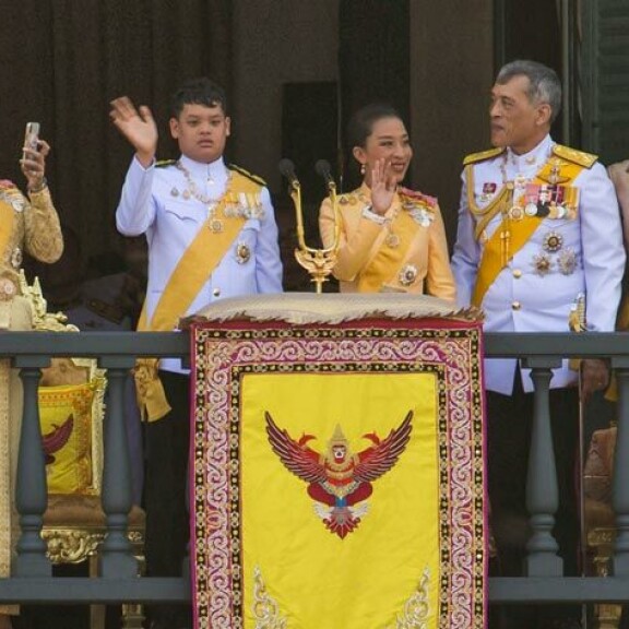 Maha Vajiralongkorn kruunattiin kuninkaaksi toukokuussa 2019, jolloin hän perheineen tervehti kansalaisia parvekkeelta. Maha Vajiralongkorn kruunattiin kuninkaaksi toukokuussa 2019, jolloin hän perheineen tervehti kansalaisia parvekkeelta.