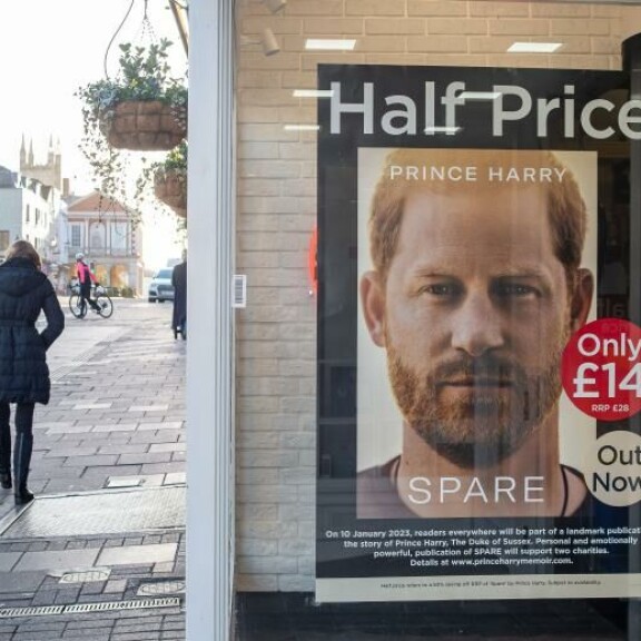 Harryn kirjaa myydään Britanniassa jo alehintaan. Taliban