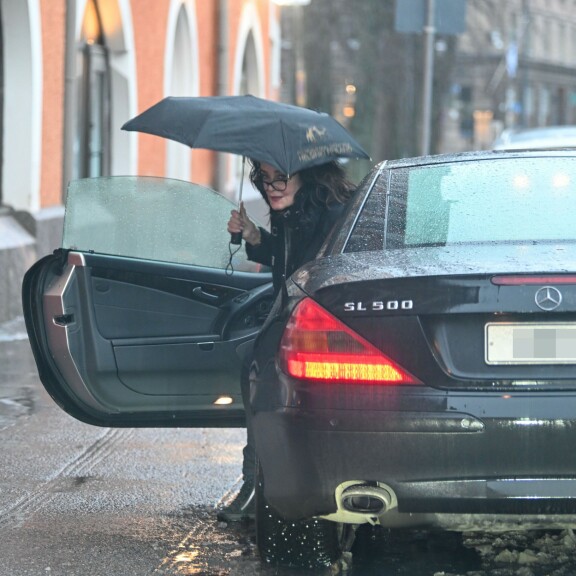 Kaarina nousi pahaa aavistamattomana autostaan.