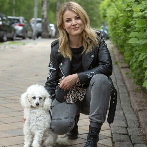 Janni aloitti Radio Suomipopin juontajana vuonna 2020. Hänet nähtiin myös Ennätystehtaassa, ja hän jatkoi valmennushommia Suurimmassa pudottajassa. Janni Hussi