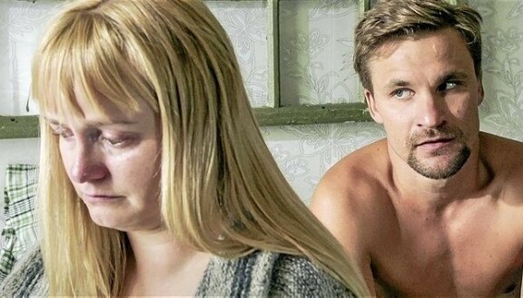 Emilia Sinisalo näyttelee Korpelan kujanjuoksussa Marvia, joka on päätynyt myrkkyliseen suhteeseen konsultti Hannu Laihon (Jaakko Kiljunen) kanssa.