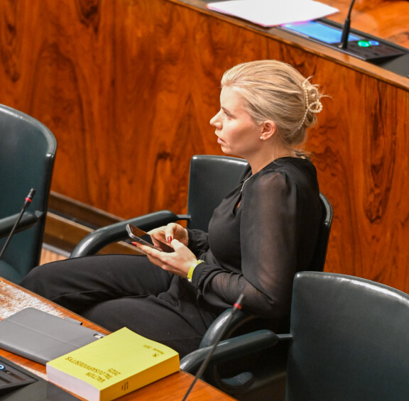 Jenna ryhtyi näpyttelemään viestejä, kun paparazzi saapui paikalle.