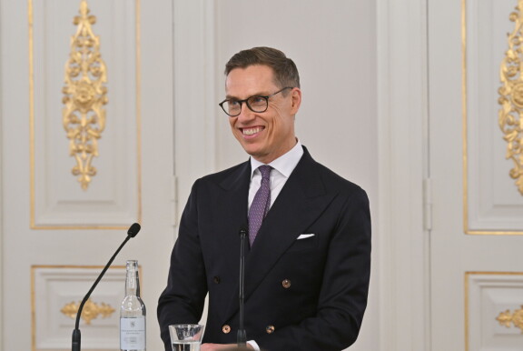 Alex Stubb myhäili tyytyväisenä kuullessaan Seiskan reportterin kysymykset.