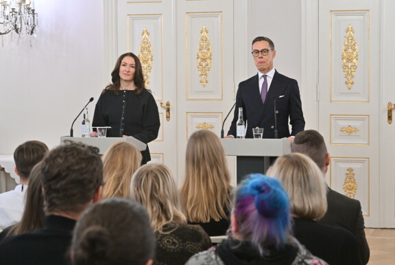 Myös Suzanne Innes-Stubb puhui medialle presidentti Alexander Stubbin rinnalla.
