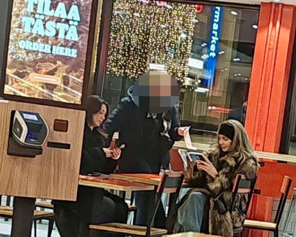 Rovaniemi 22.11. klo 3.48. Shirly Karvinen ja Sabina Särkkä piipahtivat Rollon Burger Kingissä.