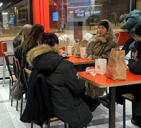 Myöhemmin julkkiskaunottarien hampparipöytään eksyi enemmänkin porukkaa.