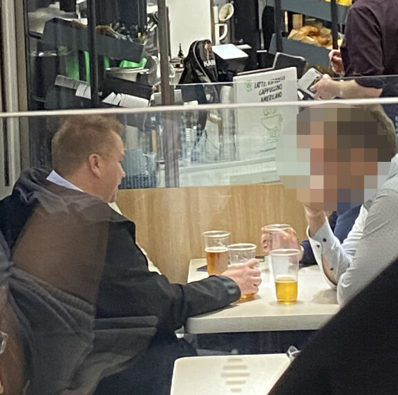 Lopulta Antti istahti pöytään hörppimään ohraista janojuomaansa.