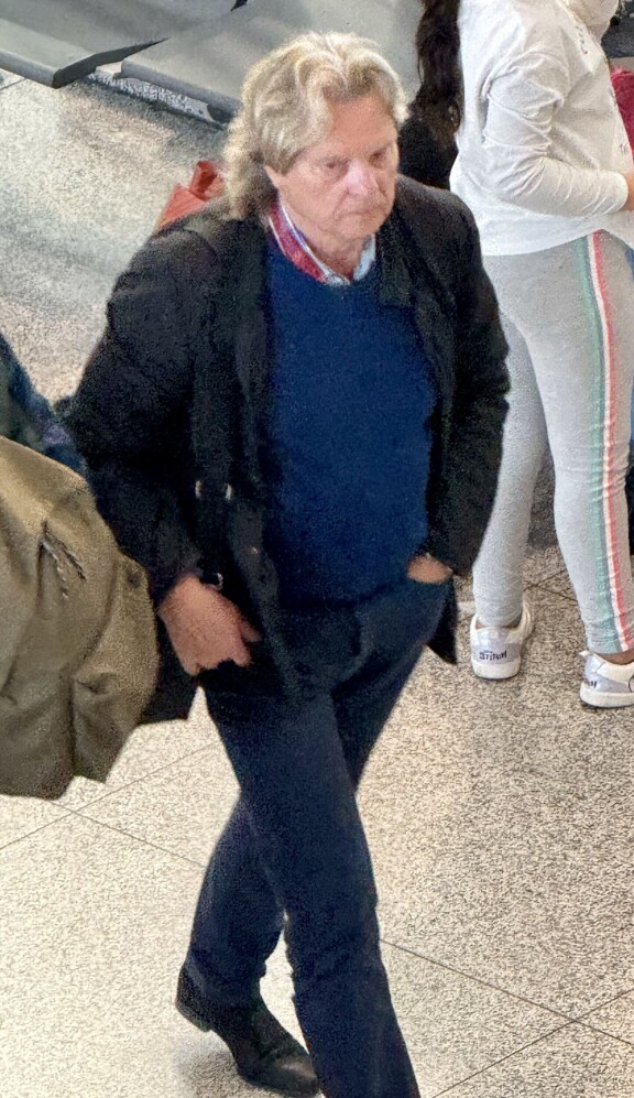 Aina ei naurata. Pepe Willberg asteli tuimana Malagan lentokentällä.