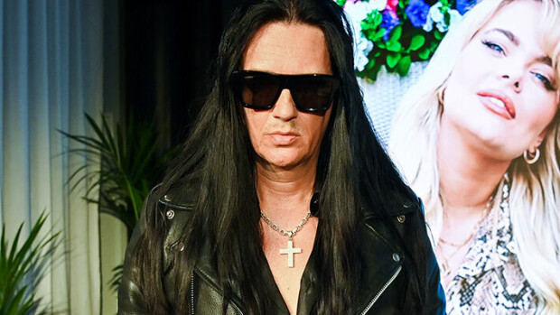 Erika Vikmanista eronnut Jyrki 69 viihtyy kansainvälisen kaunottaren seurassa! Jyrki 69