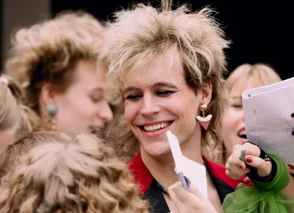 Elokuva-arvostelu: Dingo-elokuva Levoton tuhkimo selättää useimmat rock-historiikit