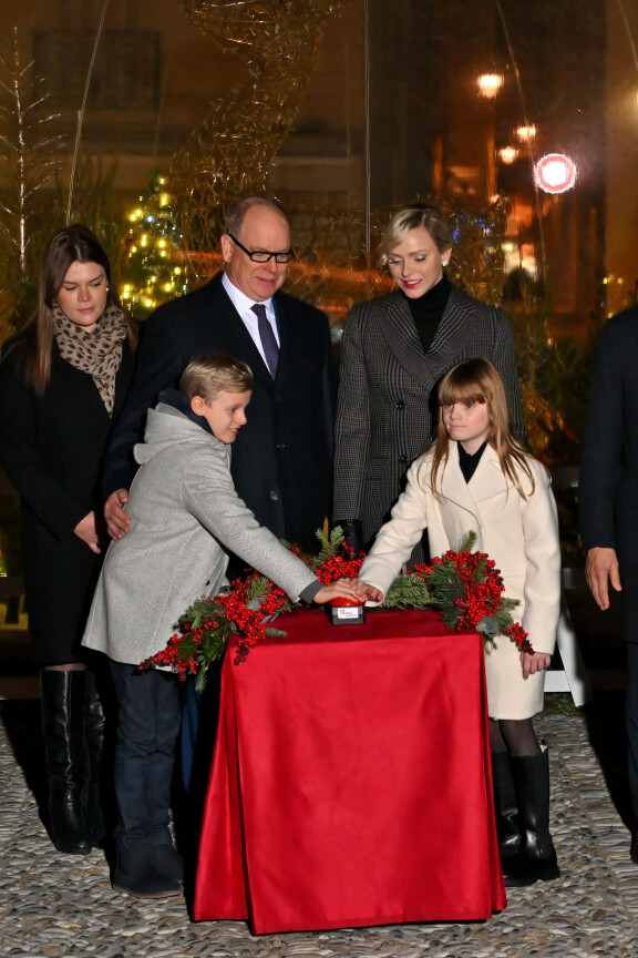 Jacques ja Gabriella painoivat punaista nappia, ja niin kaupunkiin saatiin jouluvalot sytytettyä.