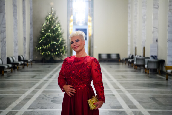 Paula Werning loistaa kilpaa eduskunnan joulukuusen kanssa.