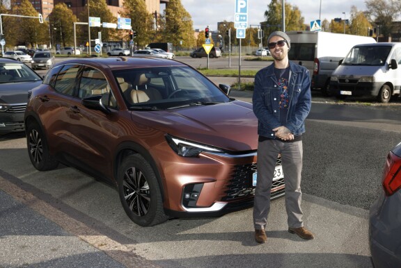 Nykyisin Leo ajelee uudenkarhealla Lexus-autolla.
