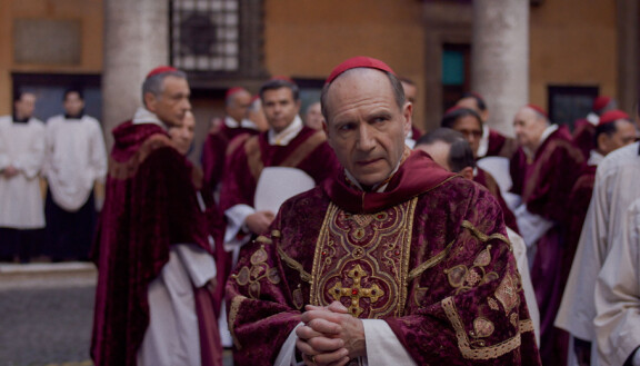 Ralph Fiennes näyttelee kardinaali Lawrencea katolisen kirkon maailmaan sijoittuvassa Conclave-elokuvassa.