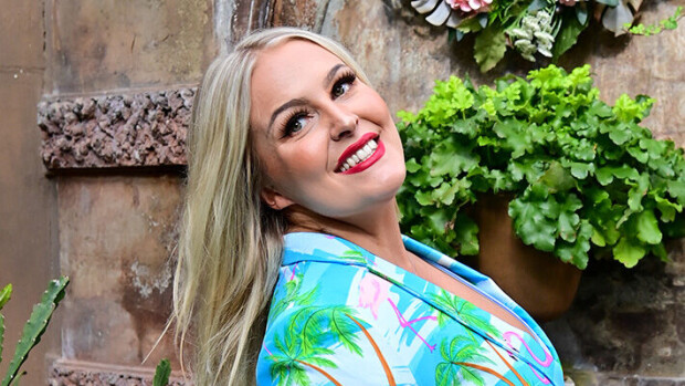 Oho! Matkaoppaat-tähti Anne-Mari Plantingin syntinen asu keräsi katseita - 'Naapurit katsoivat kyllä pitkään...' Anne-Mari Planting