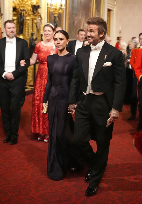 Victoria ja David ovat tunteneet Englannin kuninkaalliset pitkään. He osallistuivat esimerkiksi Sussexin herttuaparin Harryn ja Meghanin häihin vuonna 2018, ja prinssi Williamin ja prinsessa Catherinen häihin vuonna 2011.